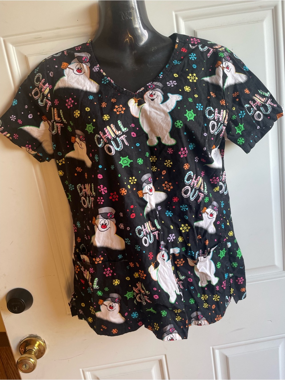Frosty the Snowman scrub top med.